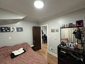 5742 N Artesian Ave, Unit 1 in Chicago, IL - Foto de edificio - Building Photo