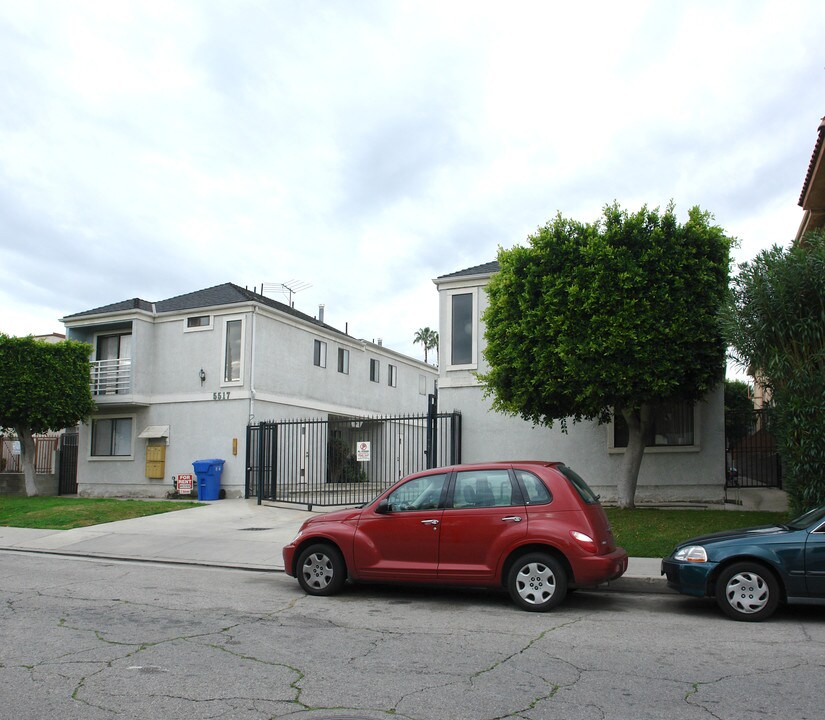 5517 Corteen Pl in Valley Village, CA - Foto de edificio