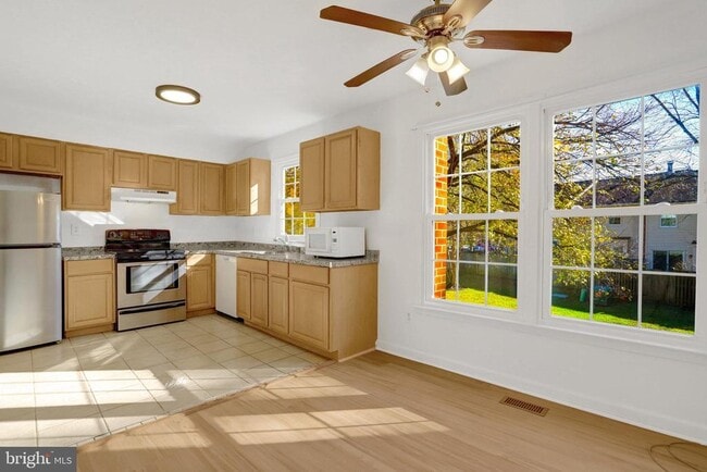 9911 Whitewater Dr in Burke, VA - Building Photo - Building Photo