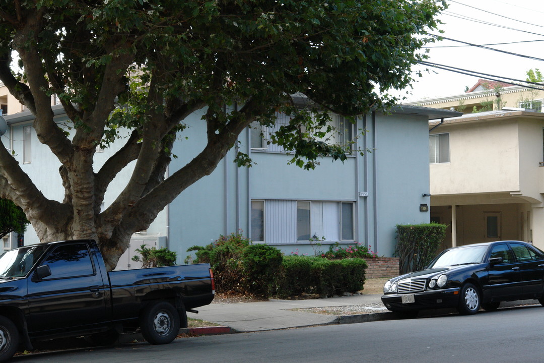 1229 Floribunda Ave in Burlingame, CA - Foto de edificio