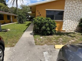 728 SW 7th St, Unit 1-2 in Hallandale Beach, FL - Building Photo