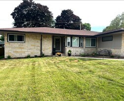 7434 W Wisconsin Ave in Wauwatosa, WI - Building Photo