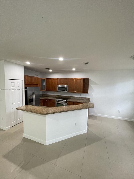 11567 NW 75th Ln, Unit 1 in Doral, FL - Foto de edificio