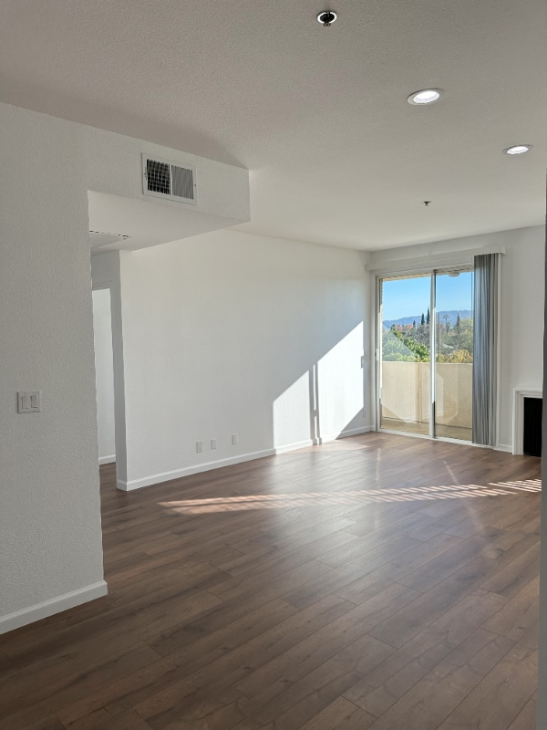 19350 Sherman Way, Unit 208 in Los Angeles, CA - Foto de edificio - Building Photo