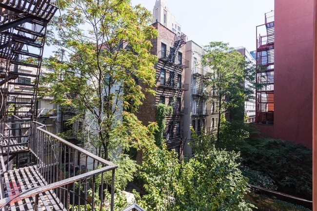 722 10th Ave in New York, NY - Building Photo - Building Photo