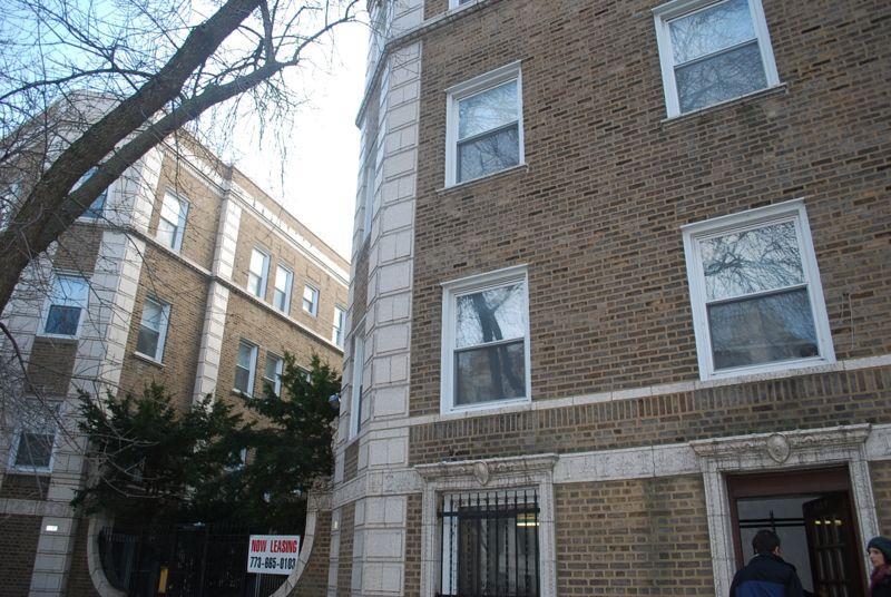 1151 W Lunt Ave, Unit 2 in Chicago, IL - Building Photo