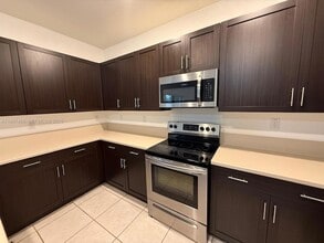 20714 NE 5th Ct in Miami, FL - Foto de edificio - Building Photo