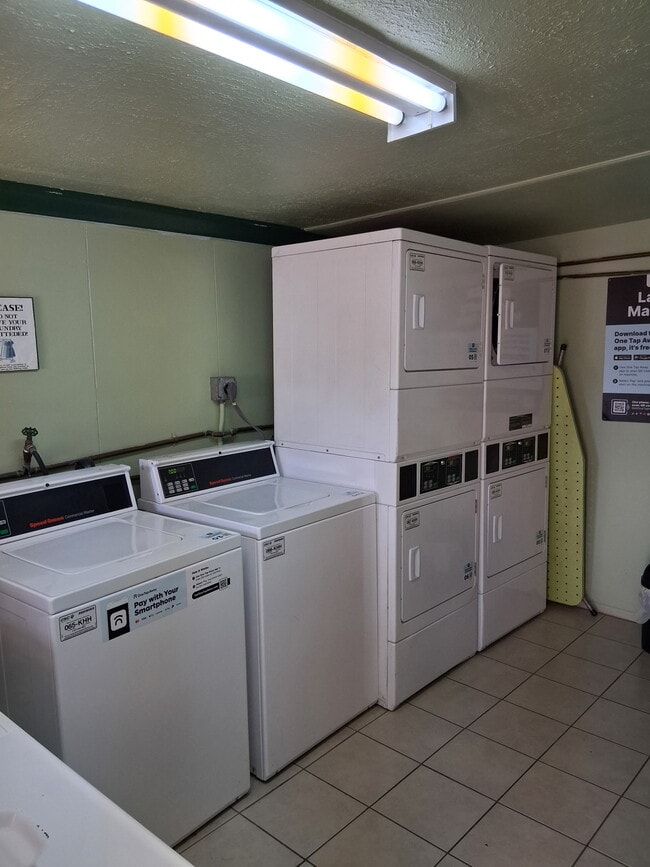 275 N Saguaro Dr in Apache Junction, AZ - Foto de edificio - Building Photo