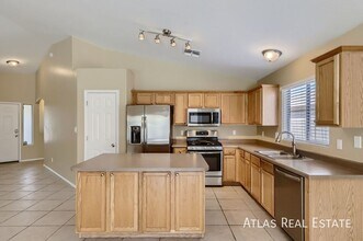 13281 W Mauna Loa Ln in Surprise, AZ - Foto de edificio - Building Photo