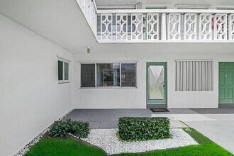 2004 Lake Osborne Dr, Unit 4 in Lake Worth Beach, FL - Foto de edificio - Building Photo