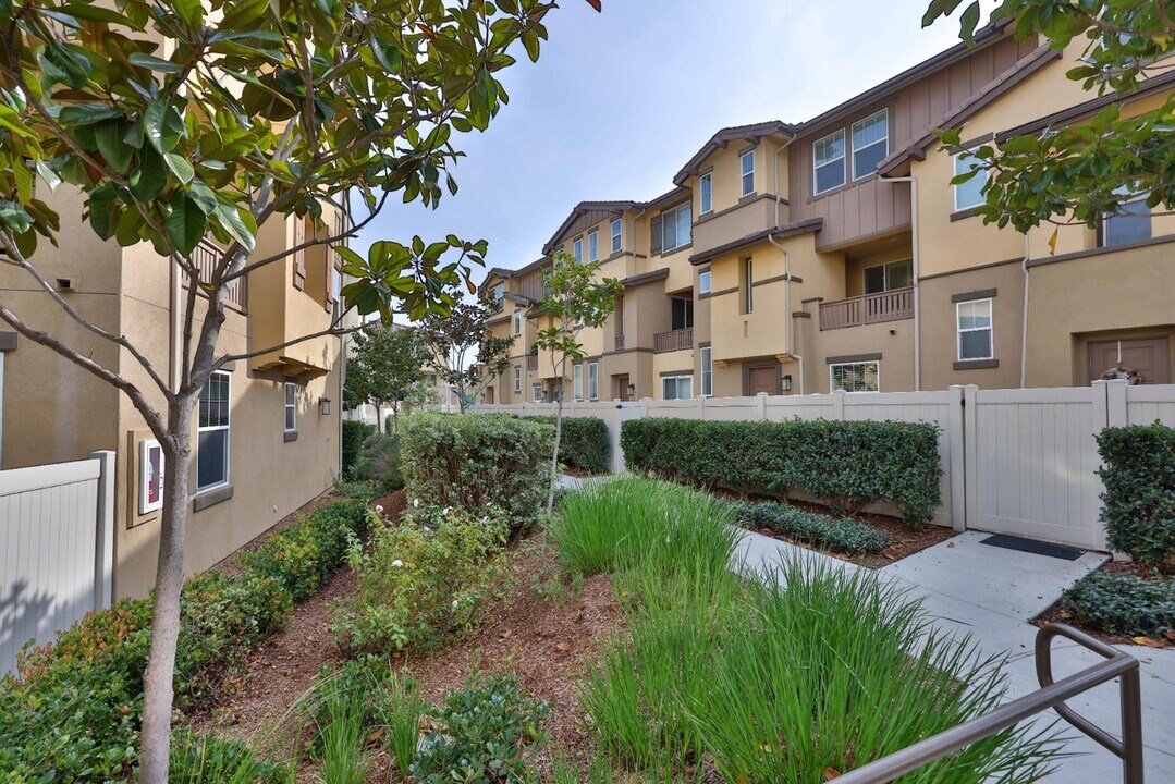 5460 San Roberto in San Diego, CA - Building Photo