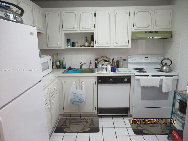 1010 Country Club Dr, Unit 303 in Margate, FL - Building Photo - Building Photo