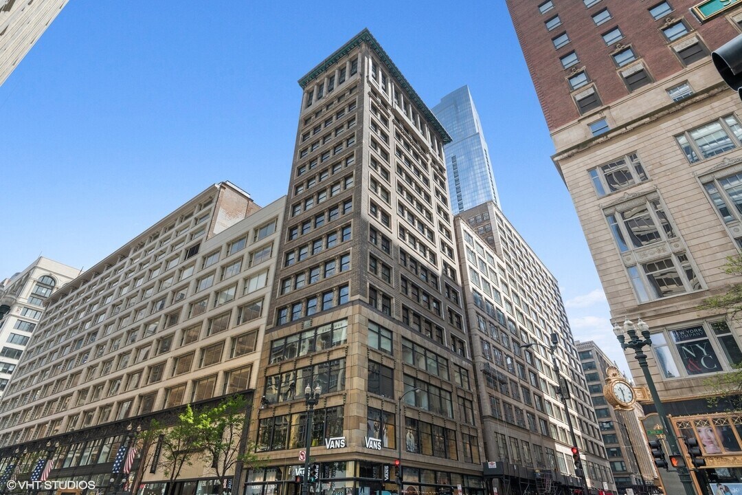 6 E Monroe St in Chicago, IL - Foto de edificio