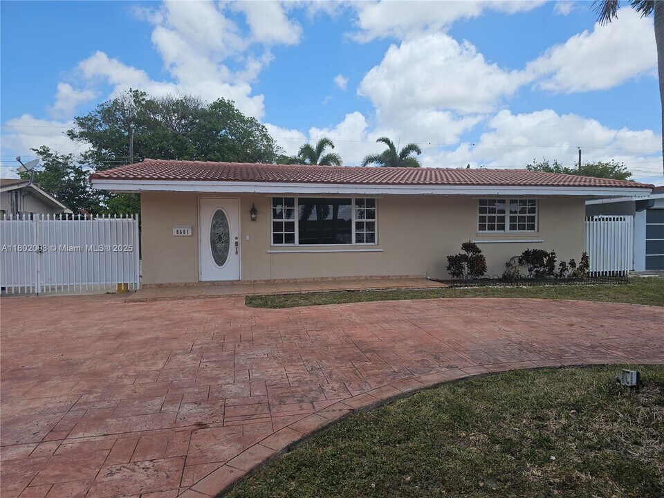 8601 NW 16th St in Pembroke Pines, FL - Building Photo