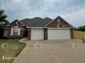 501 Kelsi Dr in Moore, OK - Building Photo