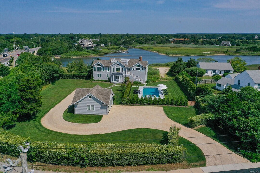 115 Dune Rd in Southampton, NY - Building Photo