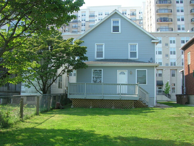 820 Pacific St in Stamford, CT - Foto de edificio - Building Photo