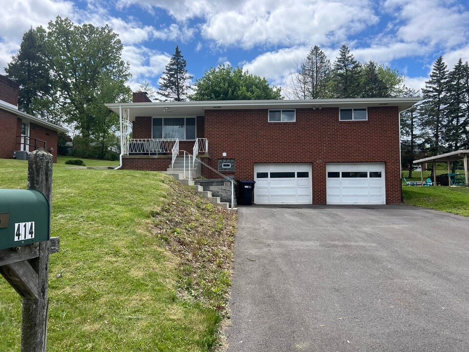 414 Wyndhurst Dr in Coraopolis, PA - Building Photo