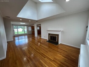 35 Laurel Ct in Plainview, NY - Foto de edificio - Building Photo