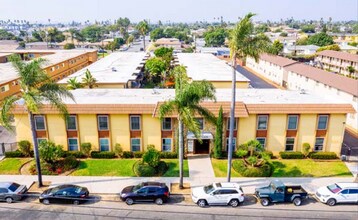 Parkway Plaza Apartments in Chula Vista, CA - Building Photo - Building Photo