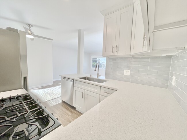 1323 11th St in Santa Monica, CA - Building Photo - Building Photo