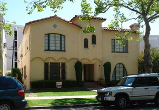 136 S Oakhurst Dr in Beverly Hills, CA - Building Photo - Building Photo