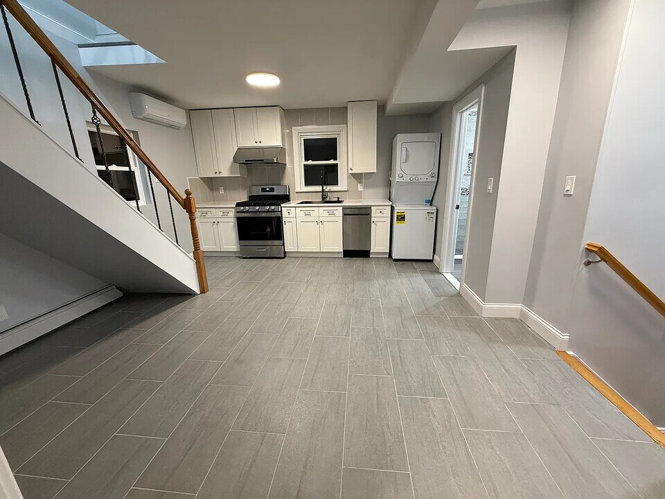 20709 34th Ave, Unit 2 in Bayside, NY - Foto de edificio