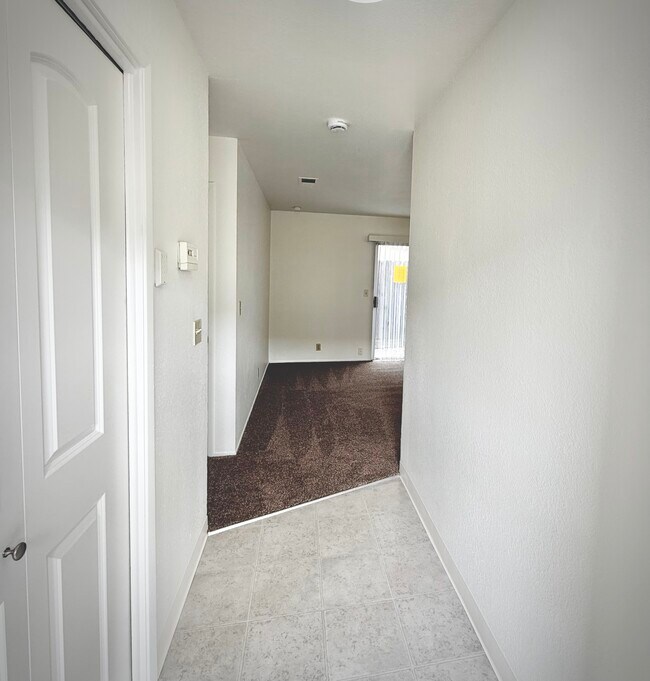 200 Northwoods Ave in Manteca, CA - Foto de edificio - Building Photo