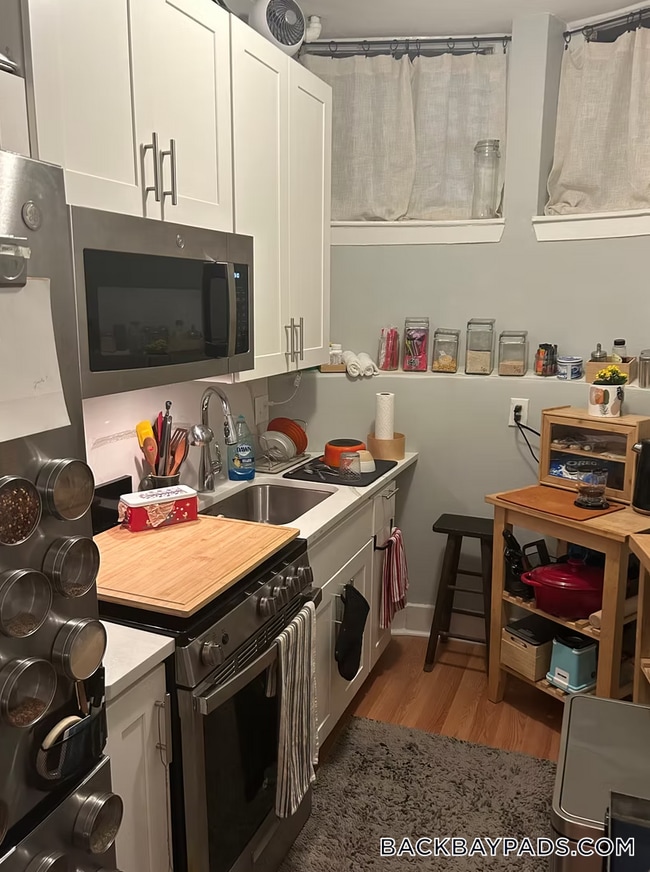 583 Beacon St, Unit B in Boston, MA - Foto de edificio - Building Photo