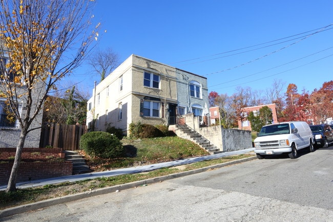 2801-2803 Buena Vista Ter SE