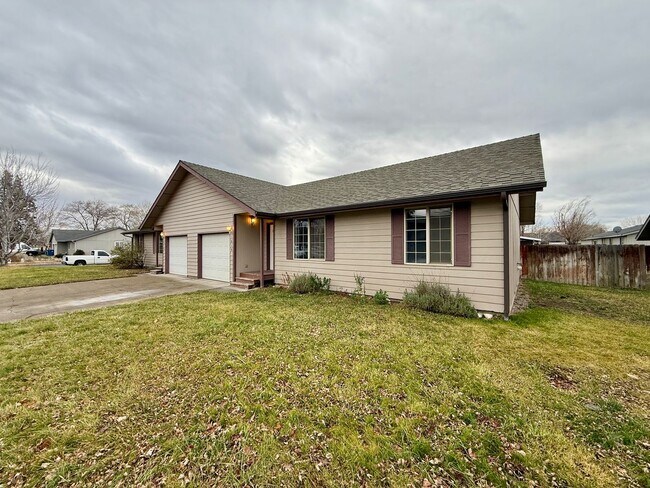 1616 SW Metolius Ave in Redmond, OR - Building Photo - Building Photo