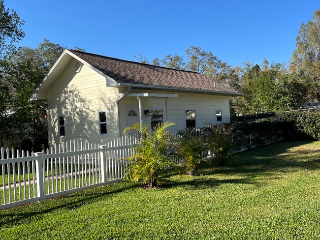 2020 Lee Dr in Valrico, FL - Foto de edificio - Building Photo