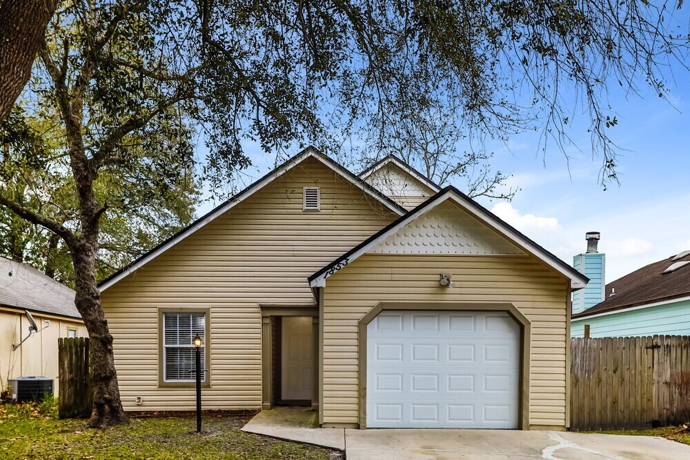 1853 Alberta Ct N in Middleburg, FL - Building Photo
