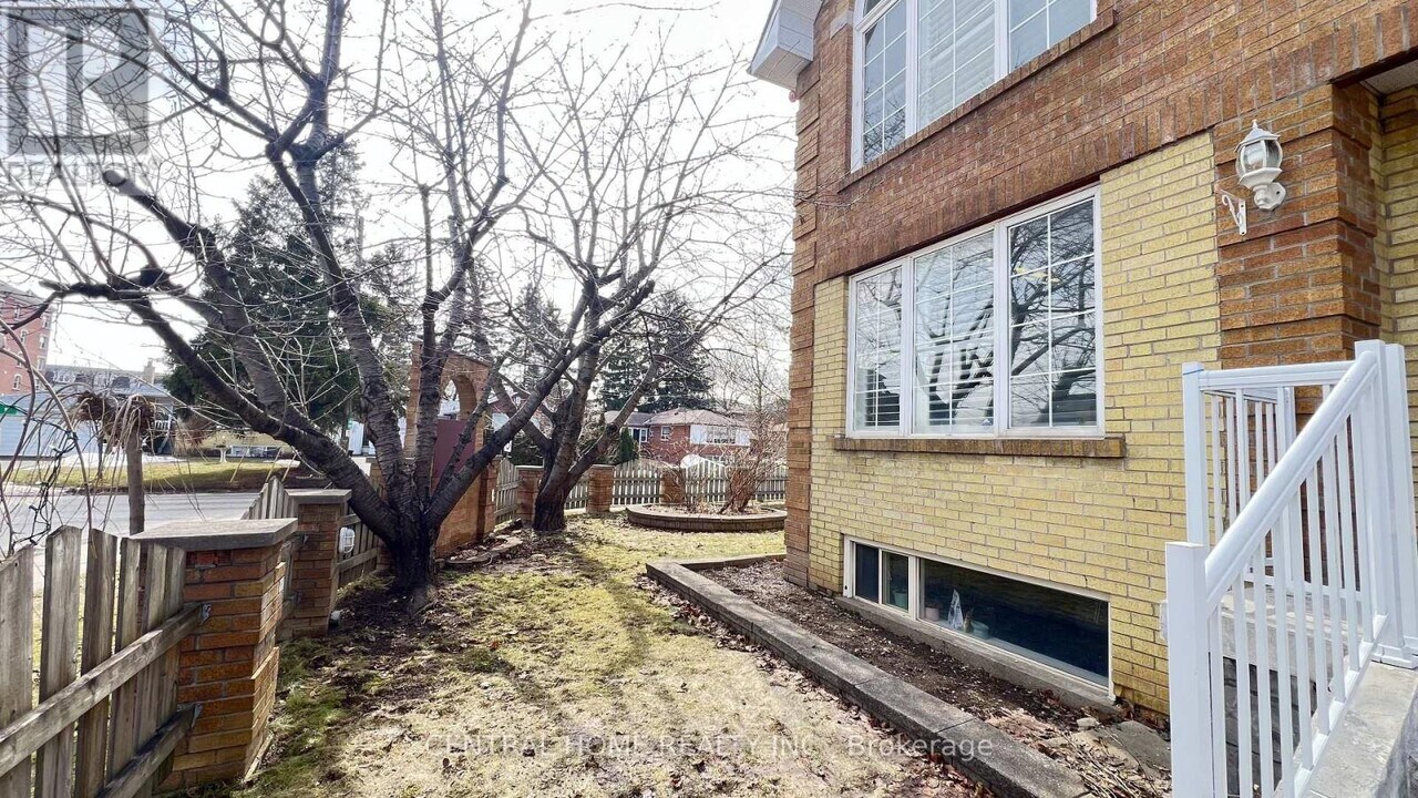 210 Jacey Anne Dr in Richmond Hill, ON - Building Photo