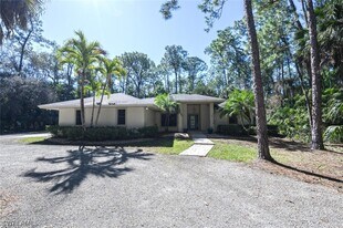 5356 Sycamore Dr in Naples, FL - Building Photo