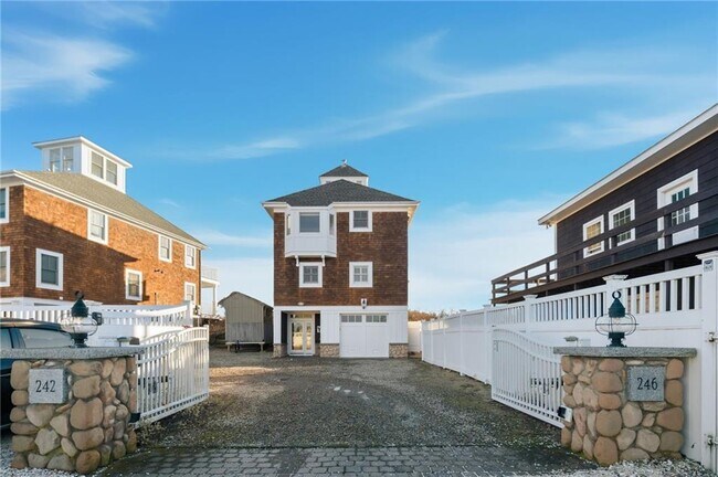 246 Sand Hill Cove Rd in Narragansett, RI - Building Photo - Building Photo