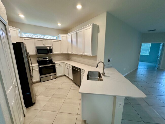 2563 Vine Ave in Naples, FL - Building Photo - Building Photo
