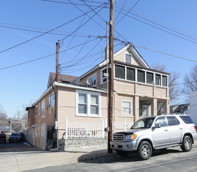 44 Grove St in Glen Cove, NY - Building Photo - Building Photo