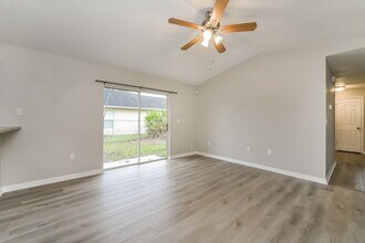 1323 Dover Dr in Kissimmee, FL - Foto de edificio - Building Photo