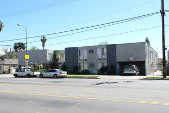 13940 Sherman Way in Van Nuys, CA - Foto de edificio - Building Photo