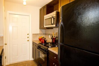 2100 E Stassney Ln in Austin, TX - Building Photo - Building Photo