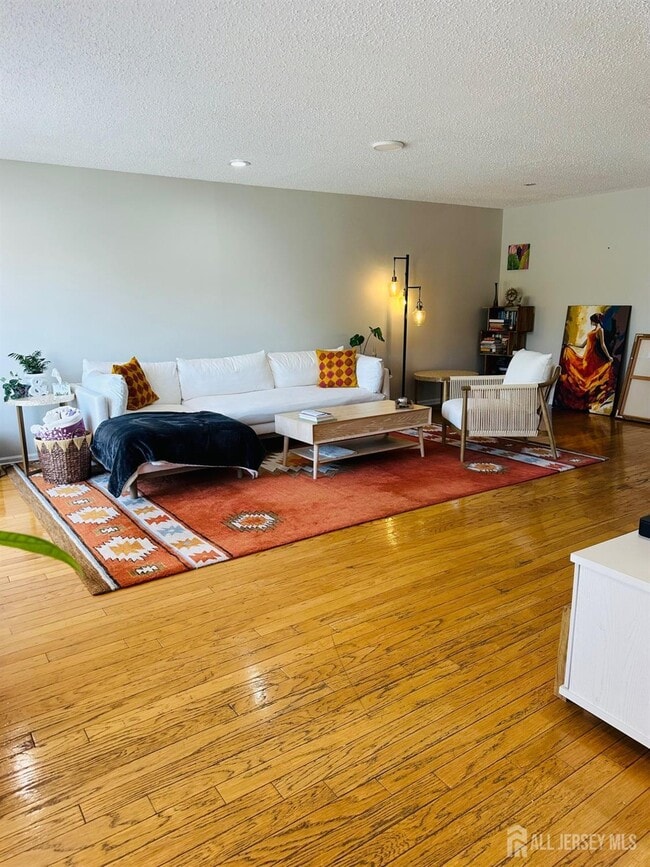 129 Columbus Dr in Franklin Township, NJ - Building Photo - Building Photo
