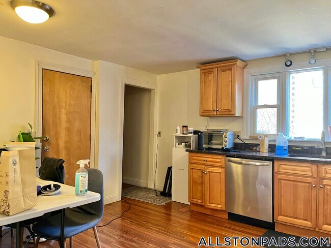 26 Greylock Rd in Boston, MA - Foto de edificio - Building Photo