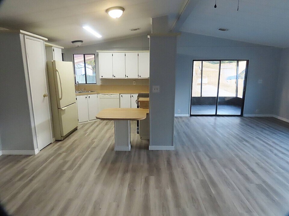 1077 Quail Dr in DeLand, FL - Building Photo