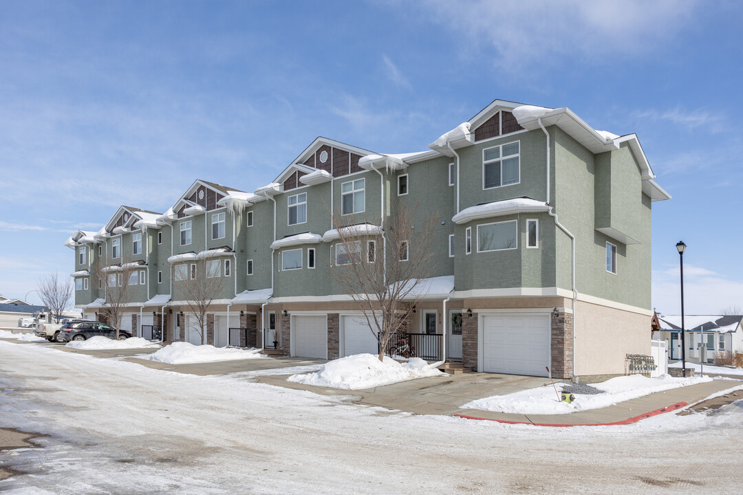 Strathaven Garden in Strathmore, AB - Building Photo