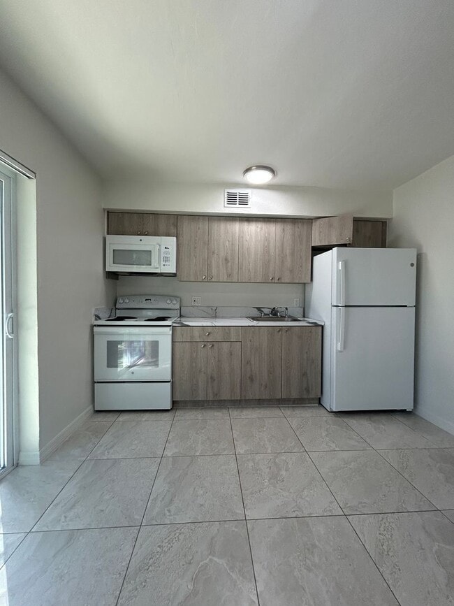 3758 Lora St in Ft. Myers, FL - Building Photo - Building Photo