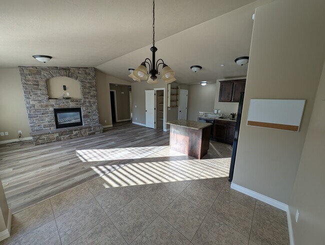 909 S Main St, Unit L in Layton, UT - Building Photo - Building Photo