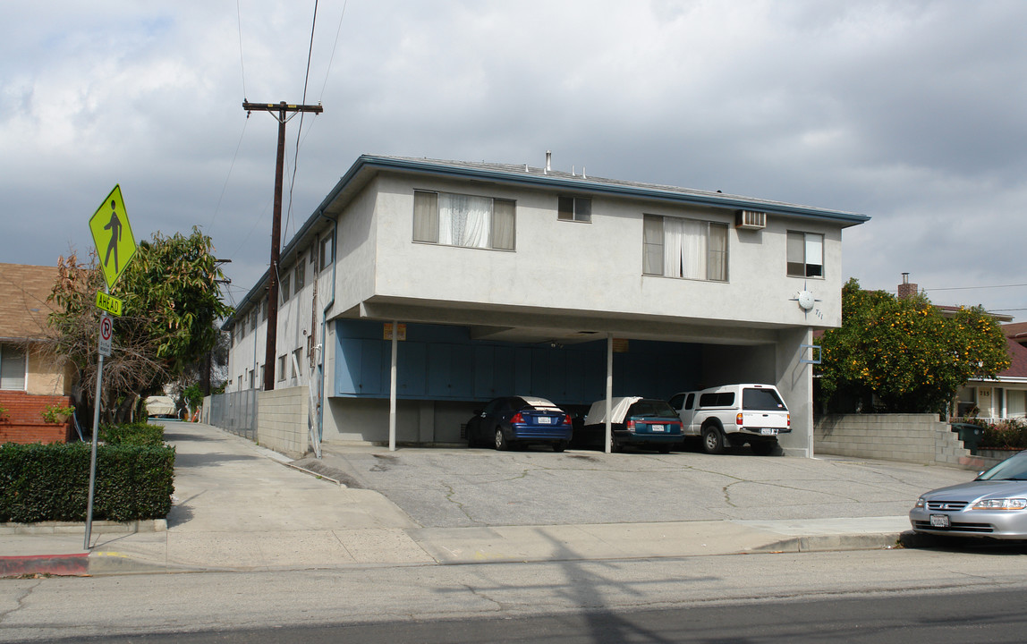 711 E Palmer Ave in Glendale, CA - Building Photo