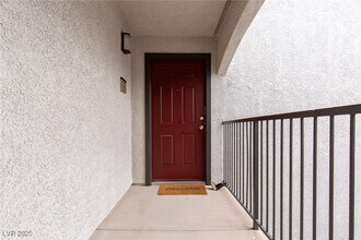 950 Seven Hills Dr in Henderson, NV - Building Photo - Building Photo