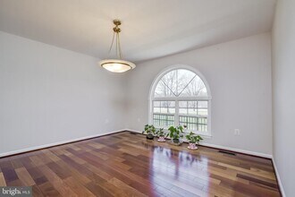 19900 Belle Chase Dr in Gaithersburg, MD - Building Photo - Building Photo